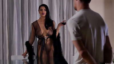 Coura Kira Queen pozvala svého souseda na čaj a ošukala ho na jídelním stole